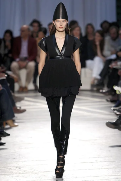 Look 15